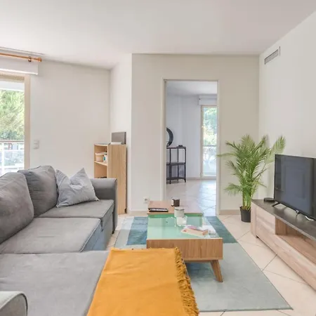Air Conditioned With A Balcony - - Welkeys Appartement Antibes